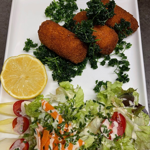 Trio de croquettes de crevettes avec salade